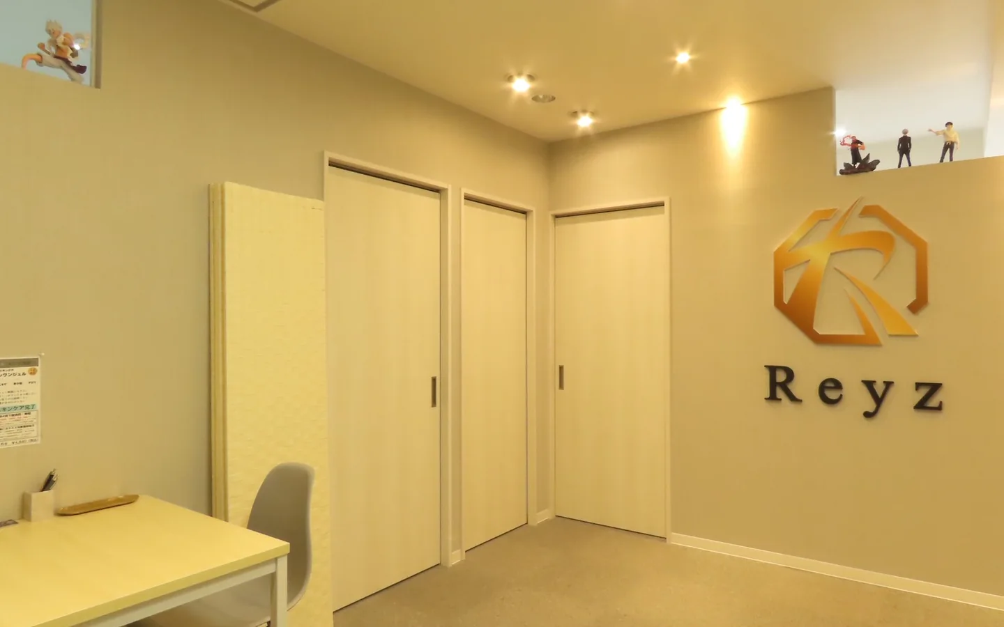 Reyzのロゴサインが見える店内